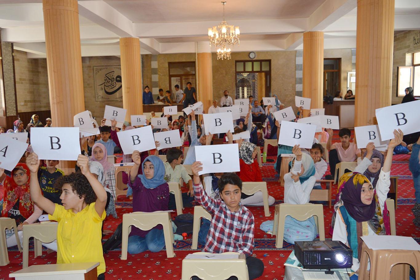 Yaz Kur'an kursu öğrencileri bilgi yarışmasında ter döktü